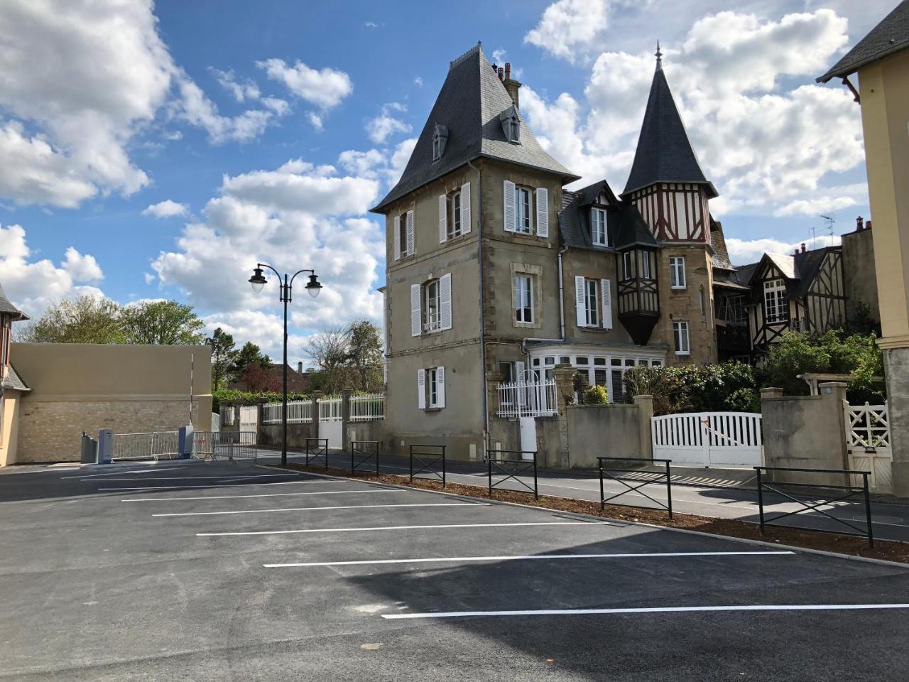 Hotel DDay Aviators Le Manoir Arromanches-les-Bains Esterno foto