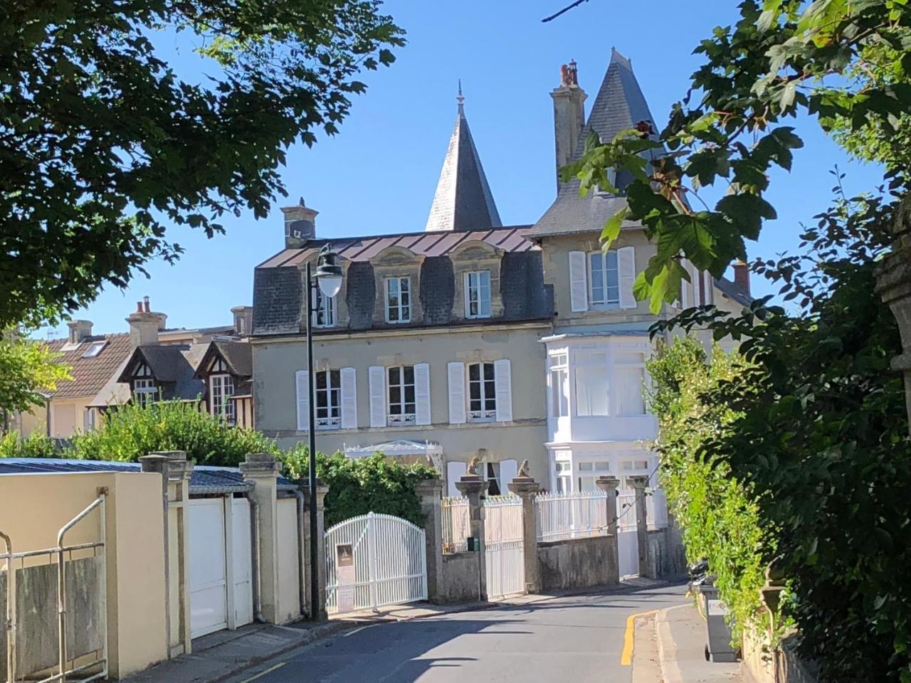 Hotel DDay Aviators Le Manoir Arromanches-les-Bains Esterno foto
