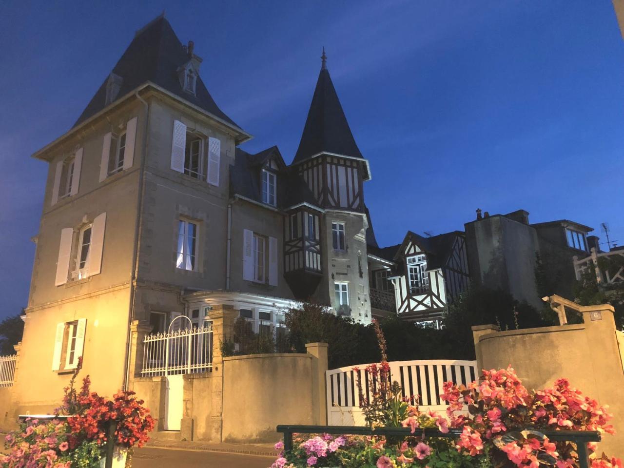 Hotel DDay Aviators Le Manoir Arromanches-les-Bains Esterno foto